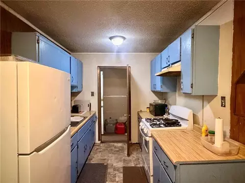 Kitchen - 37388 E Pinehill Dr, Slidell, LA 70460 photo 2 of 3