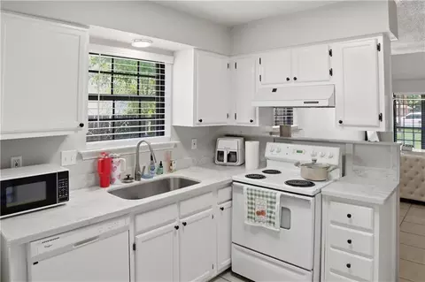 Kitchen - 158-160 Beech St, Covington, LA 70433 photo 1 of 2