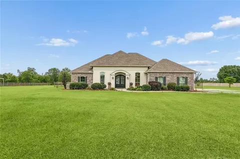 138 Highland Crest Dr, Covington, LA 70435