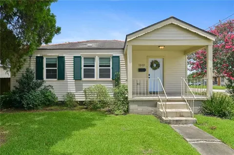1301 Franklin Ave, Gretna, LA 70053