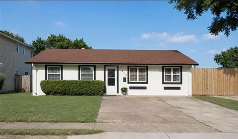 813 Oakwood Dr, Gretna, LA 70056