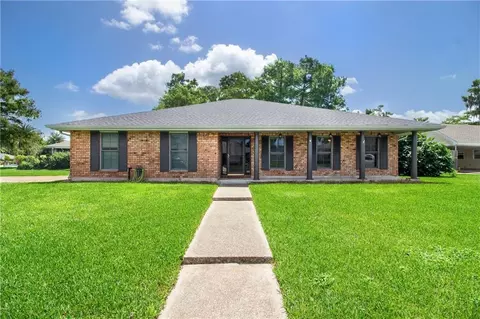16 Parlage Dr, Destrehan, LA 70047