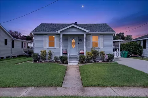 914 Evergreen Dr, Gretna, LA 70053