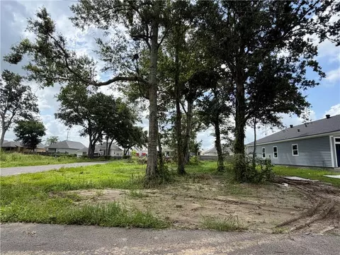 411 First St, Belle Chasse, LA 70037