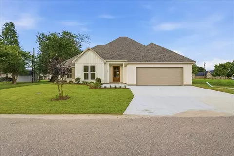 110 Butternut St, Hahnville, LA 70057