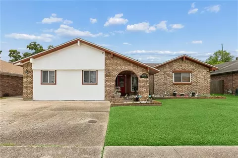 4036 Post Dr, Harvey, LA 70058
