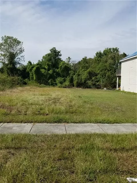 2512 Charbonnet St, New Orleans, LA 70117