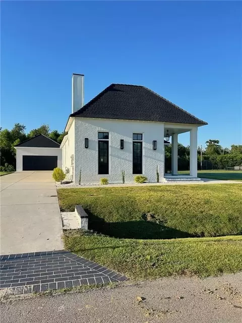 106 Deerfield Dr, Belle Chasse, LA 70037
