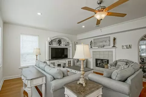 Living - 421 Creekside Ct, Covington, LA 70433 photo 1 of 2