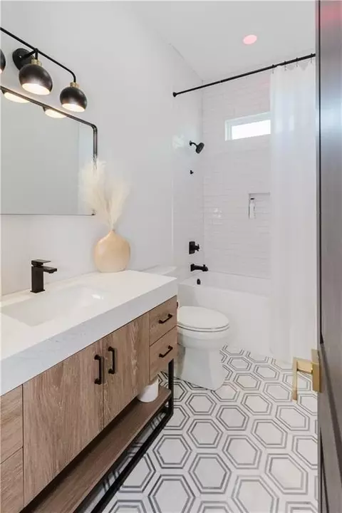 Bath - 8413 Benjamin St, Chalmette, LA 70043 photo 2 of 7