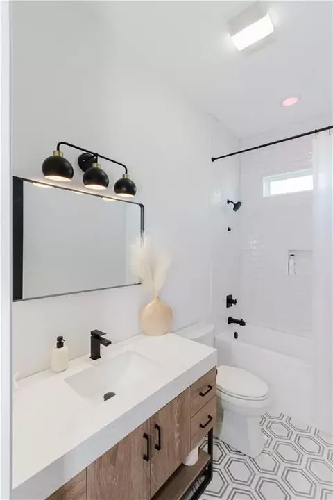 Bath - 8413 Benjamin St, Chalmette, LA 70043 photo 3 of 7