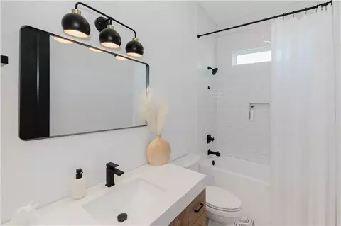 Bath - 8413 Benjamin St, Chalmette, LA 70043 photo 1 of 7