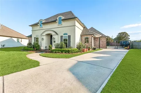 107 Iris Ct, Belle Chasse, LA 70037