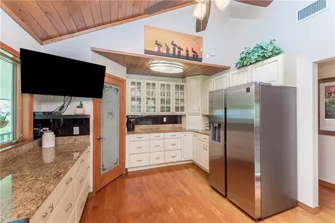 Kitchen - 20372 Fairway Dr, Springfield, LA 70462 photo 3 of 7