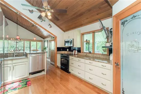 Kitchen - 20372 Fairway Dr, Springfield, LA 70462 photo 4 of 7