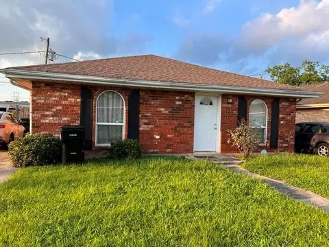 313 E Magnolia Dr, Chalmette, LA 70043