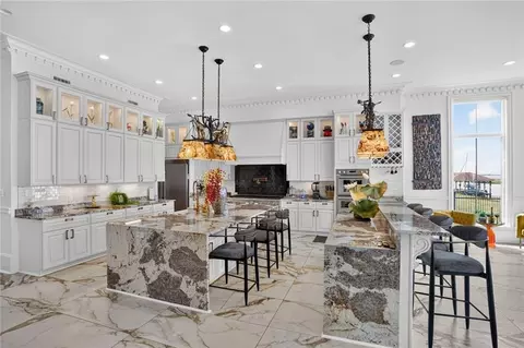 Kitchen - 1480 Lakeshore Blvd, Slidell, LA 70461 photo 2 of 3