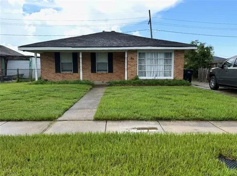 62 W Claiborne Sq, Chalmette, LA 70043