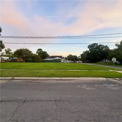 9100 Livingston Ave, Chalmette, LA 70043