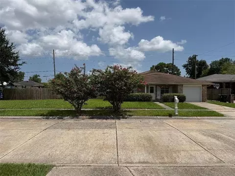 2401 Creely Dr, Chalmette, LA 70043