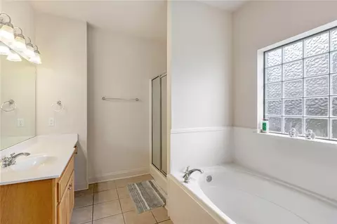 Bath - 32840 Fox Run Dr, Walker, LA 70785 photo 2 of 4