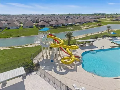 Exterior - 125 E Lake Ct, Slidell, LA 70461 photo 6 of 7