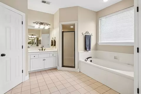 Bath - 1263 Springwater Dr, Mandeville, LA 70471 photo 1 of 3