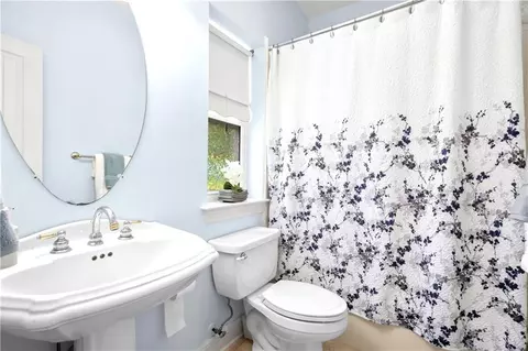 Bath - 1020 Parkpoint Dr, Slidell, LA 70461 photo 4 of 6