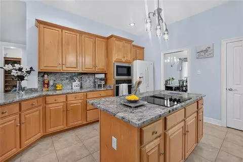 Kitchen - 1020 Parkpoint Dr, Slidell, LA 70461 photo 5 of 5