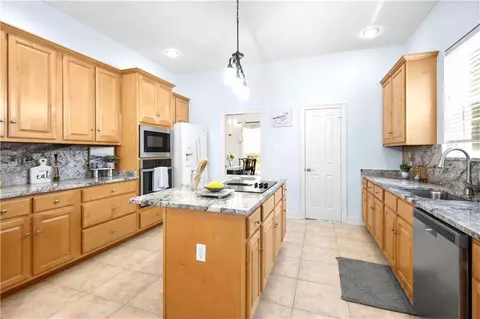 Kitchen - 1020 Parkpoint Dr, Slidell, LA 70461 photo 4 of 5