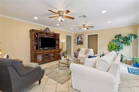 Living - 63 Normandy Dr, Kenner, LA 70065 photo 1 of 2