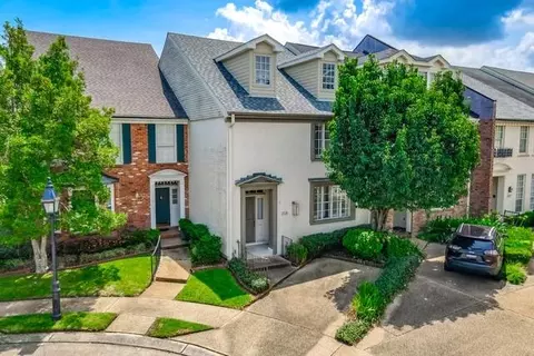208 Rue St Peter St, Metairie, LA 70005