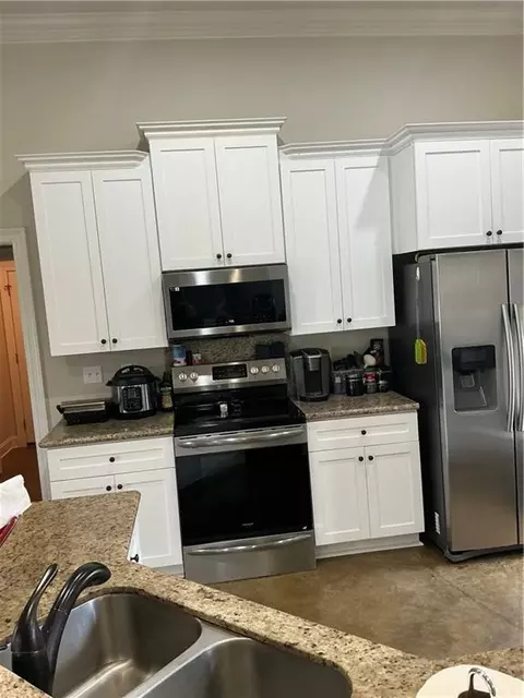 Kitchen - 18257 Wolf Pack Trce, Loranger, LA 70446 photo 2 of 3