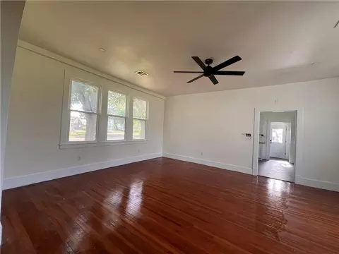 Living - 305 E 2nd St, Thibodaux, LA 70301 photo 2 of 9