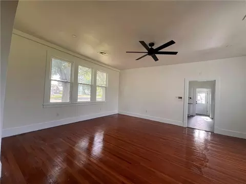 Living - 305 E 2nd St, Thibodaux, LA 70301 photo 2 of 9