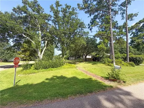 113 Walnut St, Mandeville, LA 70471 photo 2