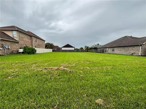 1842 E Squirewood Dr, Harvey, LA 70058