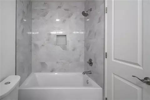 Bath - 104 Bocage Dr, Luling, LA 70070 photo 2 of 3