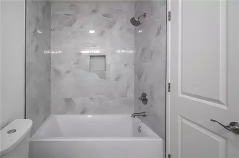 Bath - 104 Bocage Dr, Luling, LA 70070 photo 2 of 3