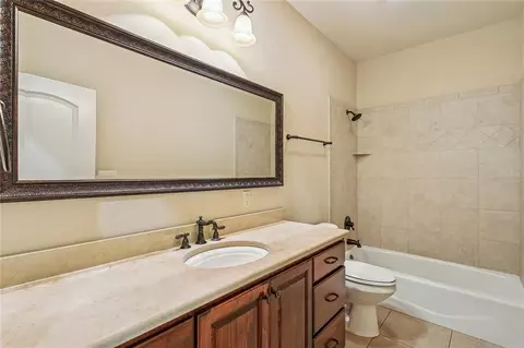 Bath - 648 Silverthorne Ln, Covington, LA 70433 photo 4 of 5