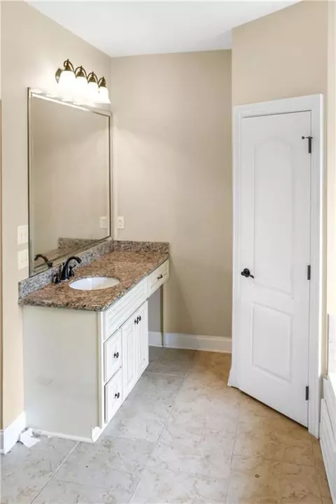 Bath - 405 Lac Verret Dr, Luling, LA 70070 photo 3 of 8
