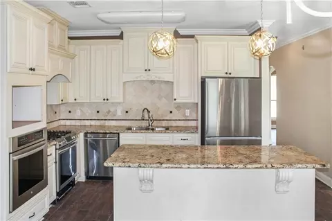 Kitchen - 405 Lac Verret Dr, Luling, LA 70070 photo 2 of 3