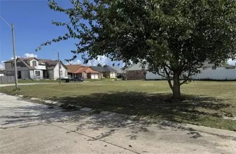 13900 Intrepid St, New Orleans, LA 70129
