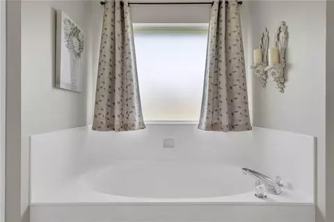 Bath - 106 Dogwood Dr, Luling, LA 70070 photo 2 of 5