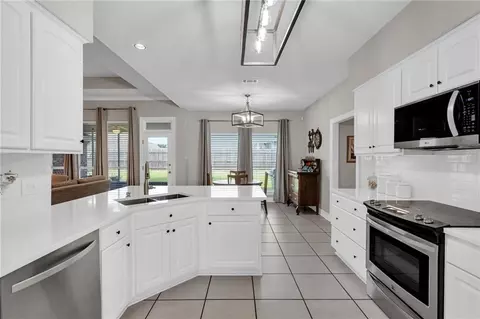 Kitchen - 106 Dogwood Dr, Luling, LA 70070 photo 2 of 3