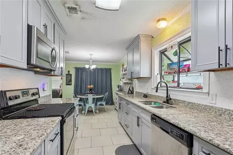 Kitchen - 211 William Dr, Slidell, LA 70458 photo 2 of 2