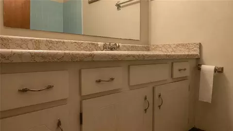 Bath - 6149 Singleton Dr, Marrero, LA 70072 photo 2 of 4