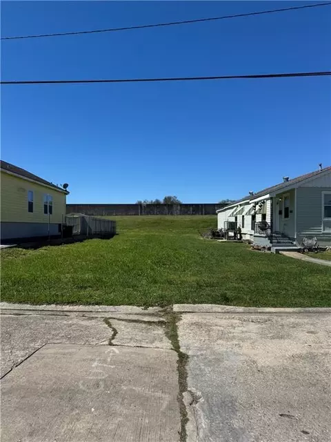 6052 Warrington Dr, New Orleans, LA 70122