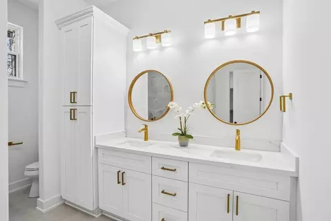 Bath - 1016 W 19th Ave, Covington, LA 70433 photo 2 of 5