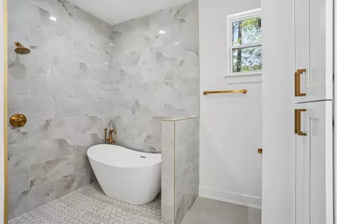 Bath - 1016 W 19th Ave, Covington, LA 70433 photo 3 of 5